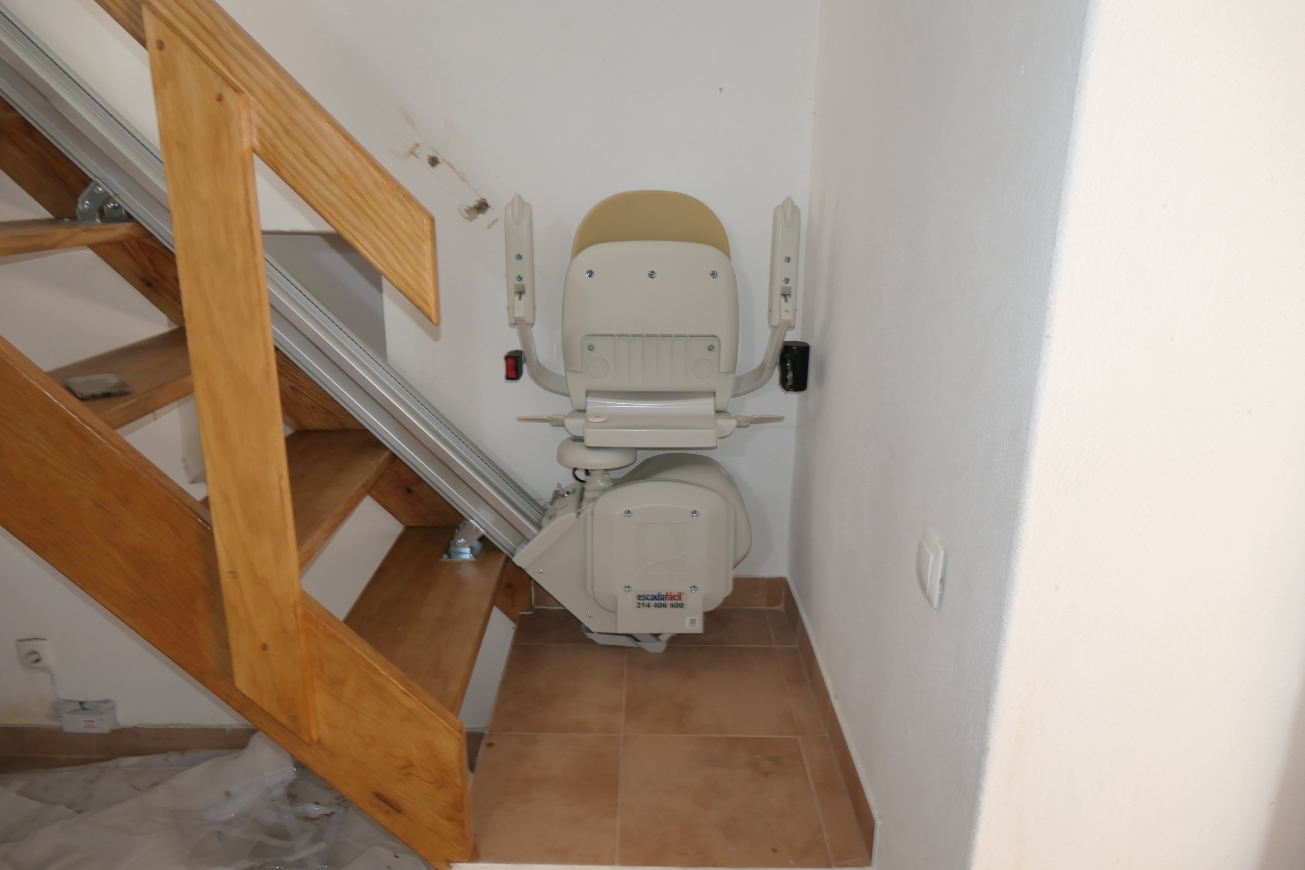 Cadeira elevador de escada sem curva. Escadafacil