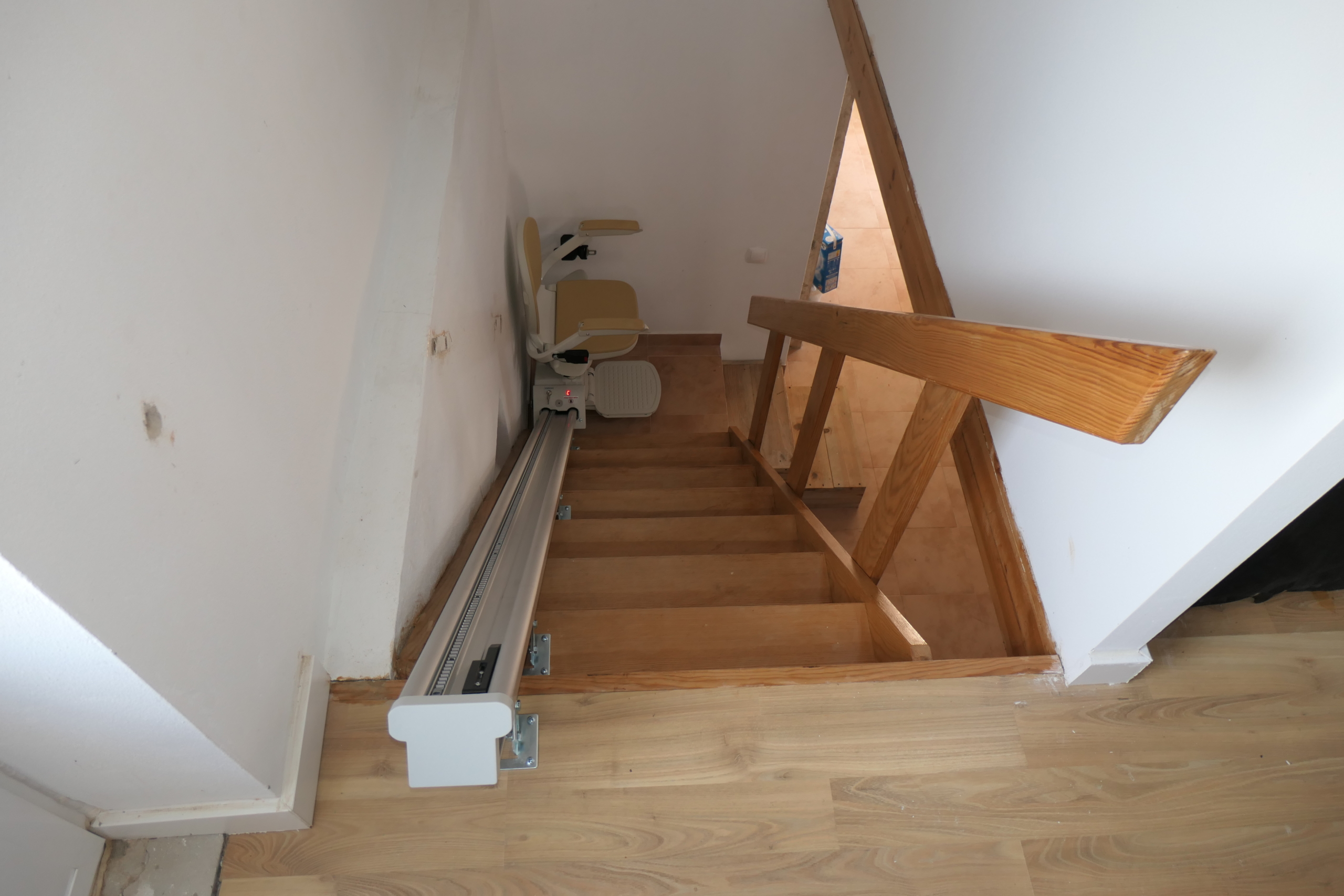 Cadeira elevador de escada sem curva. Escadafacil