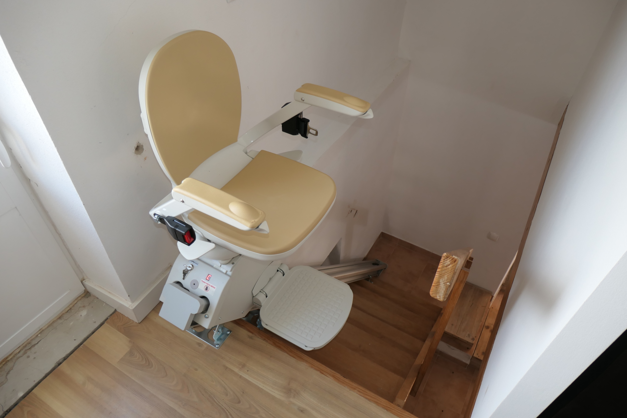 Cadeira elevador de escada sem curva. Escadafacil